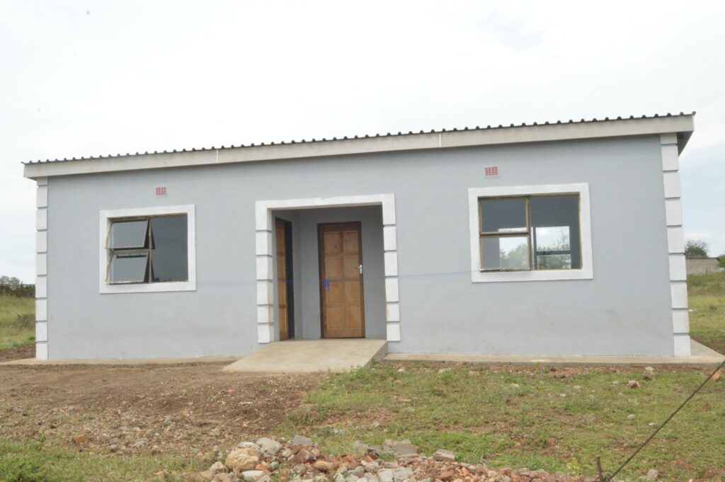Nomphumelelo Sithole with Deputy Prime Minister Thulisile Dladla during the handover of her new home in Ndzangu.