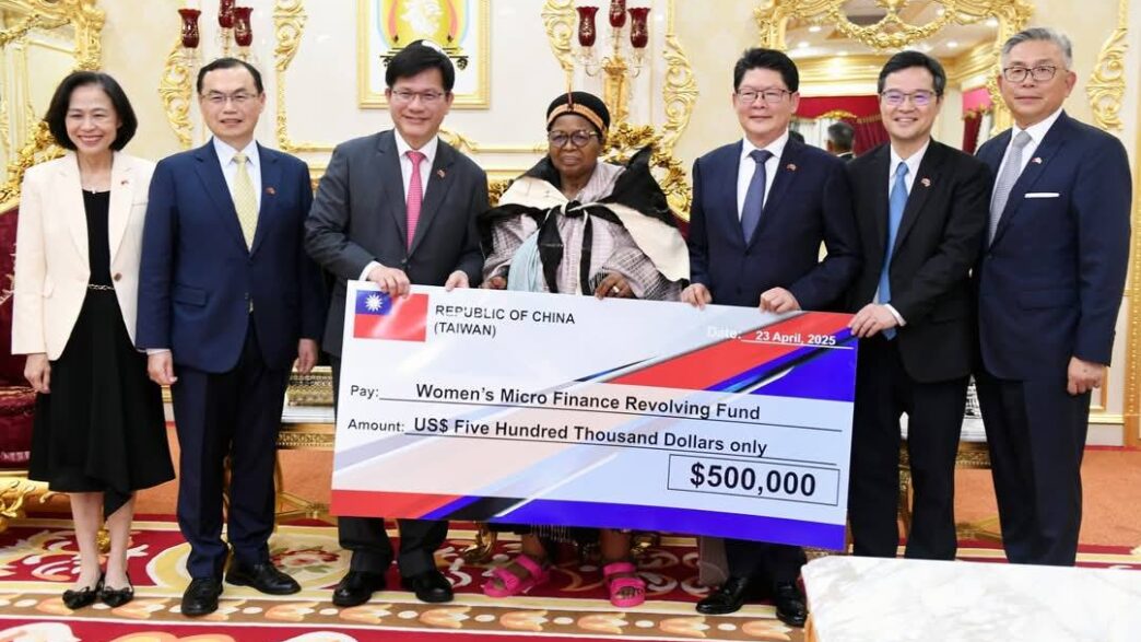 Her Majesty the Indlovukazi receives a E9.3M cheque from Taiwan’s Foreign Minister, H.E. Lin Chia-Lung, at Ludzidzini Royal Residence.