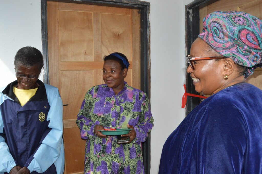 Deputy Prime Minister Thulisile Dladla hands over the new house to Mkhulu Albert Magongo in Macetjeni.