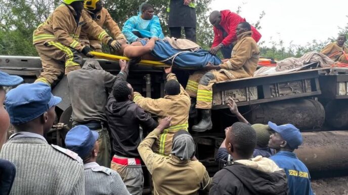 Emergency crews respond after Rovos Rail collision near Gwanda, Zimbabwe. Photo:X.com/@daddyhope