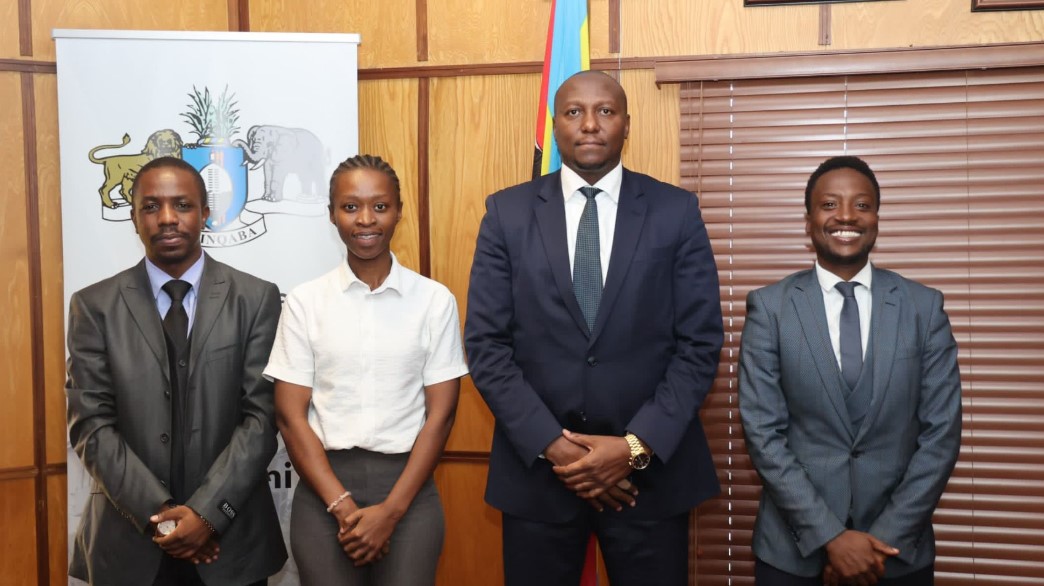 Prime Minister Russell Dlamini meets with Youth Chamber of Commerce executives to discuss economic initiatives.