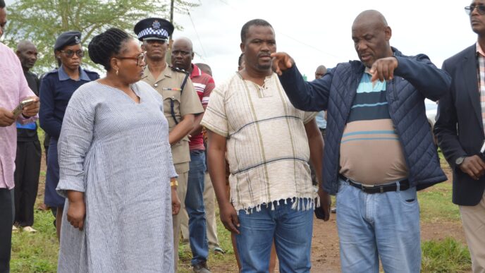 DPM Thulisile Dladla speaks with Lunkuntfu residents during a site visit on rural service challenges.