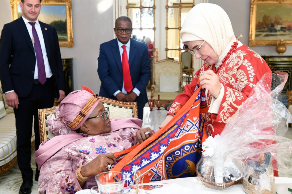 Her Majesty the Indlovukazi presents traditional Swati gifts to Turkey’s First Lady, Emine Erdoğan, during a diplomatic luncheon at a State Palace in Istanbul.