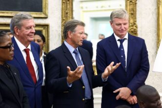 Retief Goosen, center, speaks during a meeting between President Donald Trump and Cyril Ramaphosa, South Africa's president in the Oval Office of the White House in Washington, DC, on Wednesday, May 21. Jim Lo Scalzo/EPA/Bloomberg/Getty Images