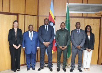 Prime Minister Russell Mmiso Dlamini with MozParks General Director Onório Manuel, Eswatini’s Ambassador to Mozambique Mlondi Dlamini, and other officials during a courtesy visit at the Private and Cabinet Office.