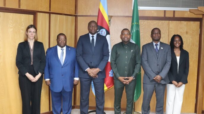 Prime Minister Russell Mmiso Dlamini with MozParks General Director Onório Manuel, Eswatini’s Ambassador to Mozambique Mlondi Dlamini, and other officials during a courtesy visit at the Private and Cabinet Office.