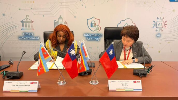 Hon. Minister Savannah Maziya and Wu Li-Siou of IISI sign the agreement to expand Eswatini’s smart city initiative to Manzini and Matsapha.