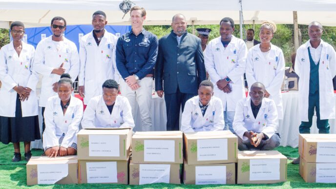 Minister of Economic Planning and Development Honourable Dr Thambo E Gina and UNDP Resident Representative Mr Henrik Franklin pose with some of the young entrepreneurs who received cellphone repair starter kits at Lubuli Inkhundla. Photo by UNDP Eswatini.