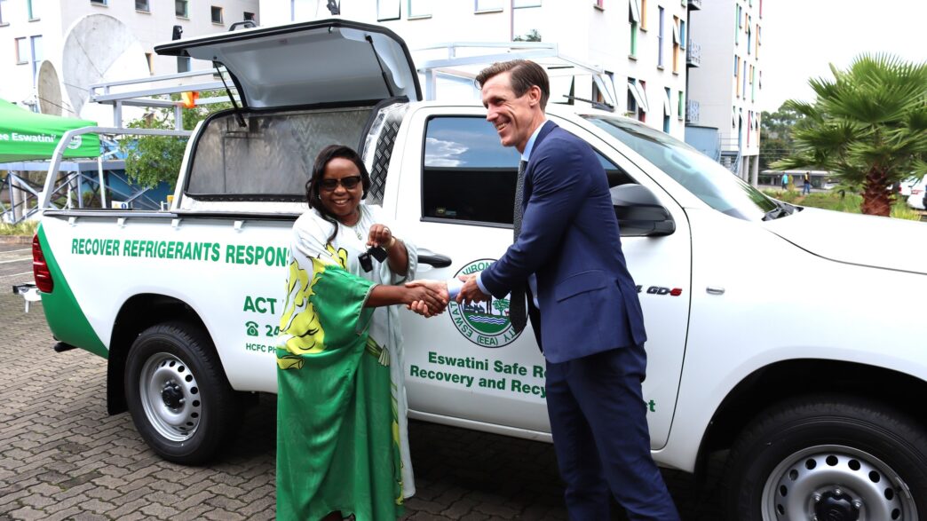 Honourable Minister of Tourism and Environmental Affairs Jane Mkhonta-Simelane receives a refrigerant recovery vehicle from UNDP Resident Representative Henrik Franklin at UN House, Mbabane, with industry and government representatives in attendance. Photo by UNDP Eswatini