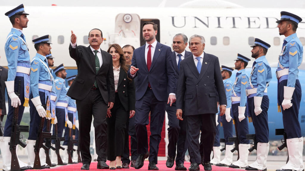 US Vice President JD Vance walks with Pakistan's Chief of Defence Forces and Chief of Army Staff Field Marshal Asim Munir, and Pakistani Deputy Prime Minister and Foreign Minister Mohammad Ishaq Dar after arriving for talks with Iranian officials in Islamabad, Pakistan, April 11, 2026. © Jacquelyn Martin, Reuters