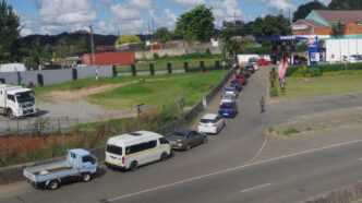 Motorists queue at Engen Filling Station in Sidwashini as the ongoing fuel shortage continues to affect parts of the country. Photo by Times Eswatini.