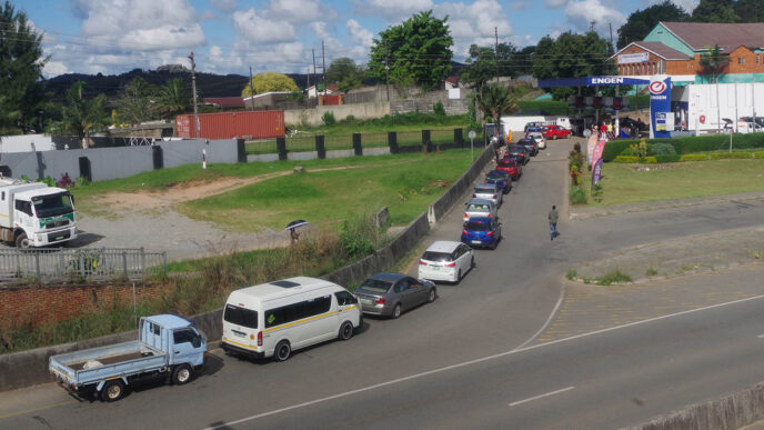 Motorists queue at Engen Filling Station in Sidwashini as the ongoing fuel shortage continues to affect parts of the country. Photo by Times Eswatini.