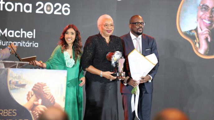 Mozambican social activist and Foundation for Community Development chairperson Graça Machel poses with her Lusophone Personality 2026 prize, awarded by Forbes África Lusófona in Luanda