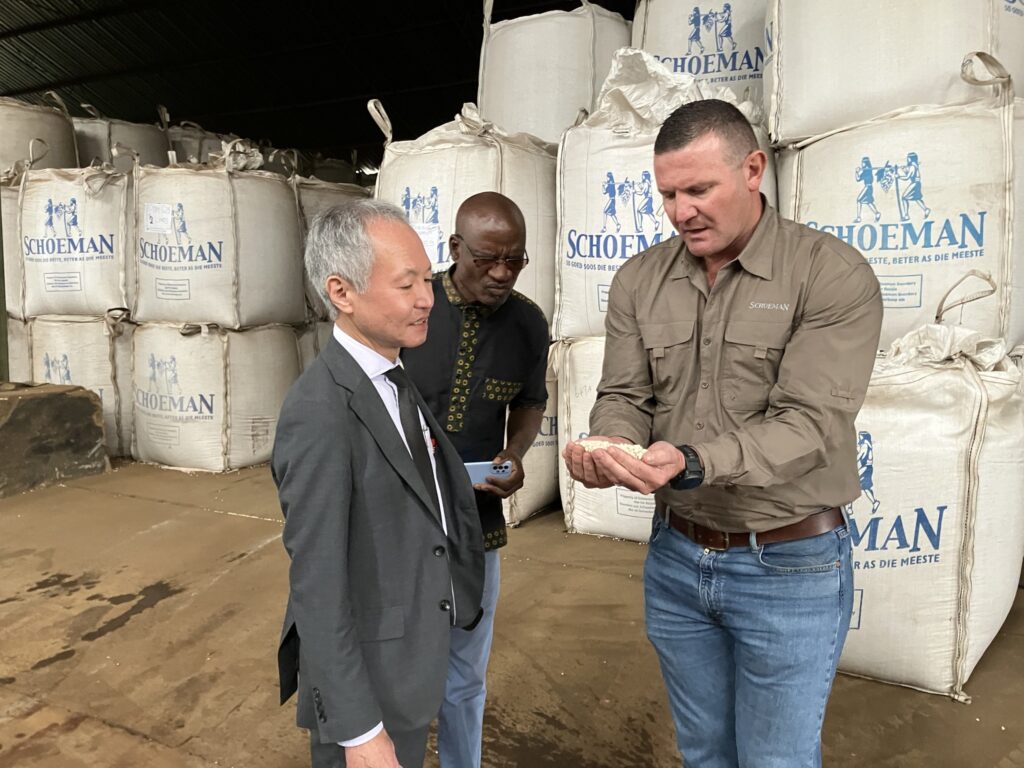 Japanese and South African delegates get a closer look at agricultural inputs during a site visit to Witklip Boerdery on 22 April 2025, as part of efforts to deepen mutual understanding of South Africa's farming practices.