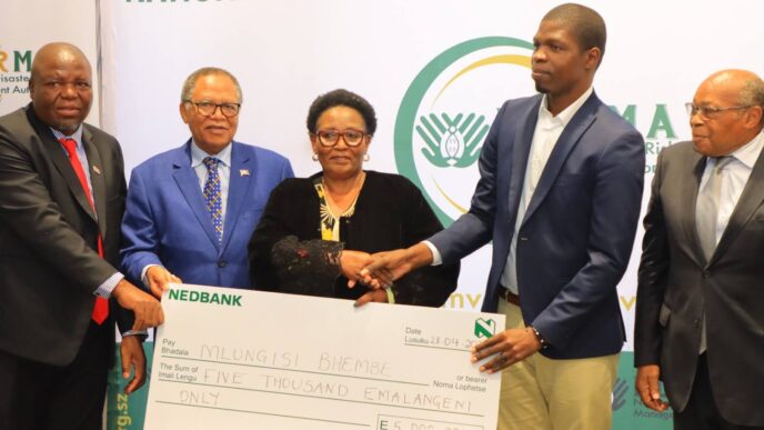 eputy Prime Minister Thulisile Dladla presents a cheque of E5,000 to Mlungisi Zibonele Bhembe at the launch of Umvalo Wesive, after he won the siSwati naming competition for coining the name of the Kingdom's new National Disaster Risk Management Authority.