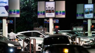 People queue to buy fuel at a petrol station, in Johannesburg, South Africa, Tuesday, March 31, 2026. (AP Photo/Themba Hadebe) ASSOCIATED PRESS / Themba Hadebe