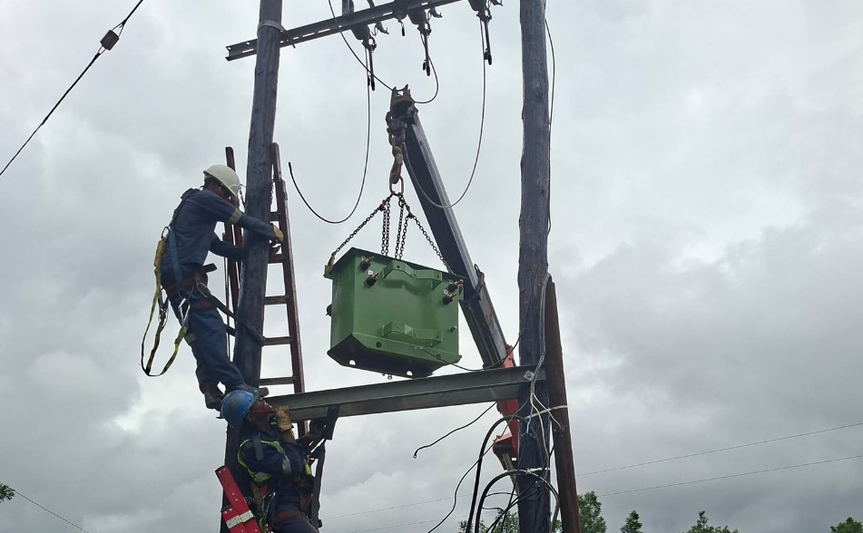 EEC officials oversee routine maintenance work on electricity lines, ensuring safe and reliable power for communities. Photo: EEC