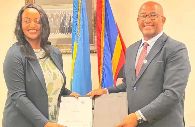 Central Bank of Eswatini Governor Dr Phil Mnisi (right) and National Bank of Rwanda Governor Soraya M. Hakuziyaremye (left) after signing a Memorandum of Understanding on the sidelines of the IMF and World Bank Spring Meetings in Washington D.C. | Photo: Supplied