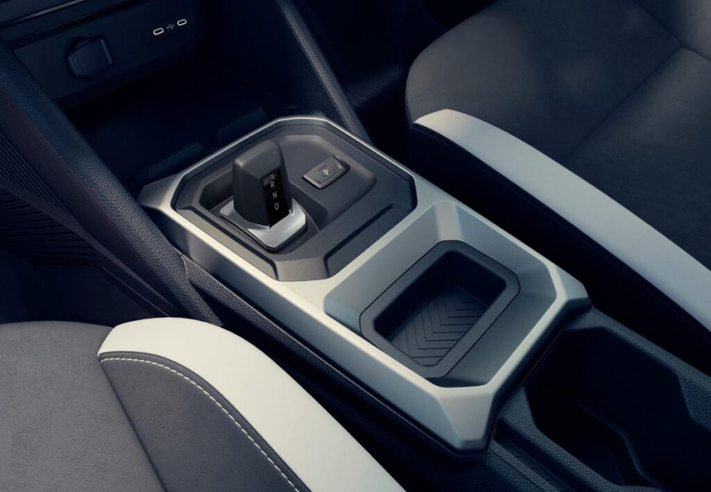 The Renault Duster 1.3T Intens sends 113 kW and 250 Nm of torque to the front wheels through a 7-speed dual-clutch gearbox, delivering a smooth and responsive drive both in the city and on the open road.