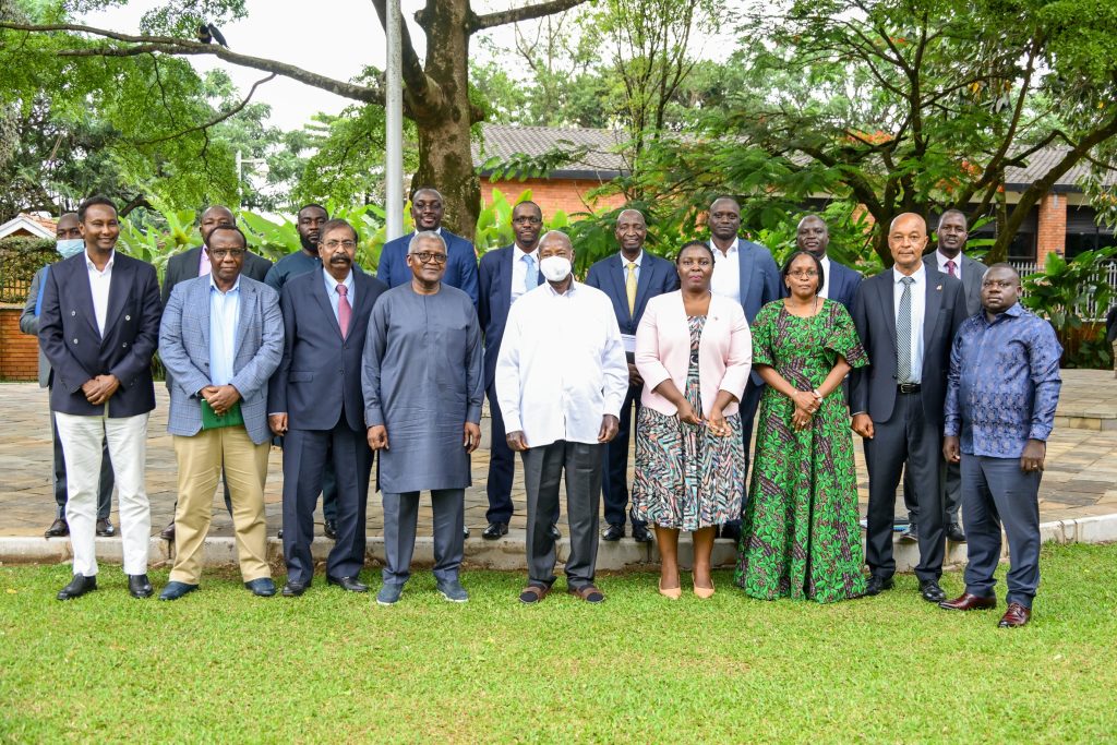 Ugandan President Yoweri Kaguta Museveni and Nigerian billionaire industrialist Aliko Dangote pose with officials during talks at State Lodge Nakasero on the proposed multi-billion dollar East African regional oil refinery project. Photo by Uganda State House