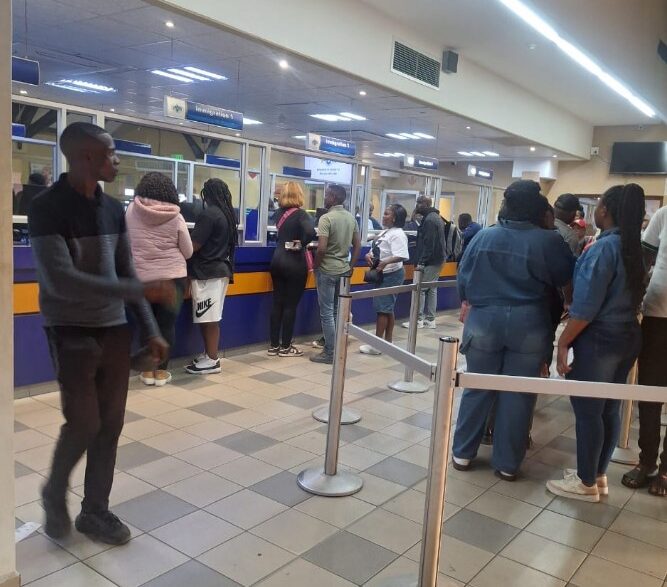 Travellers queue to get processed at the Ngwenya Border Post as the crossing recorded over 6,600 arrivals in 18 hours following the MTN Bushfire Festival and Nazareth Baptist Church prayer weekend. Photo: Ministry of Home Affairs