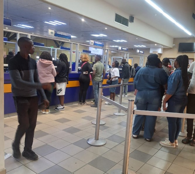 Travellers queue to get processed at the Ngwenya Border Post as the crossing recorded over 6,600 arrivals in 18 hours following the MTN Bushfire Festival and Nazareth Baptist Church prayer weekend. Photo: Ministry of Home Affairs