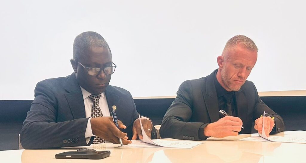 Ministry of Finance Principal Secretary, Vusie Dlamini, and Emergence Human Capital managing director, Raun Smythe, sign the agreement papers. Photos by Ministry of Finance
