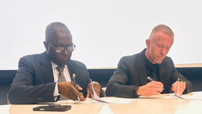 Ministry of Finance Principal Secretary, Vusie Dlamini, and Emergence Human Capital managing director, Raun Smythe, sign the agreement papers. Photos by Ministry of Finance