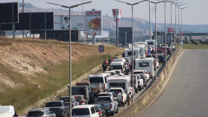 Vehicles gridlocked in heavy traffic approaching the Eswatini border post for the MTN Bushfire Festival weekend. (Photo: Eswatini Observer)
