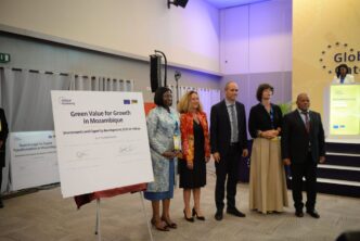 European Union and Mozambican officials stand alongside one of the agreement cheques during the signing ceremony at the Mozambique-EU Business Forum 2026 in Maputo, where four deals worth €178 million were signed to boost clean energy, digital inclusion, agriculture, and education. | Photo: X/@MaggioreEU