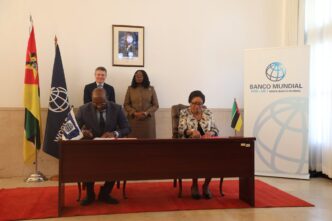 Mozambique's Minister of Finance Carla Loveira and World Bank Managing Director Paschal Donohoe sign five financing agreements worth US$455 million in Washington on Tuesday, covering agriculture, education, social protection, minerals, water resources and sanitation. | Photo: World Bank