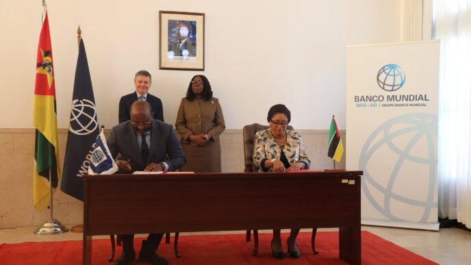 Mozambique's Minister of Finance Carla Loveira and World Bank Managing Director Paschal Donohoe sign five financing agreements worth US$455 million in Washington on Tuesday, covering agriculture, education, social protection, minerals, water resources and sanitation. | Photo: World Bank
