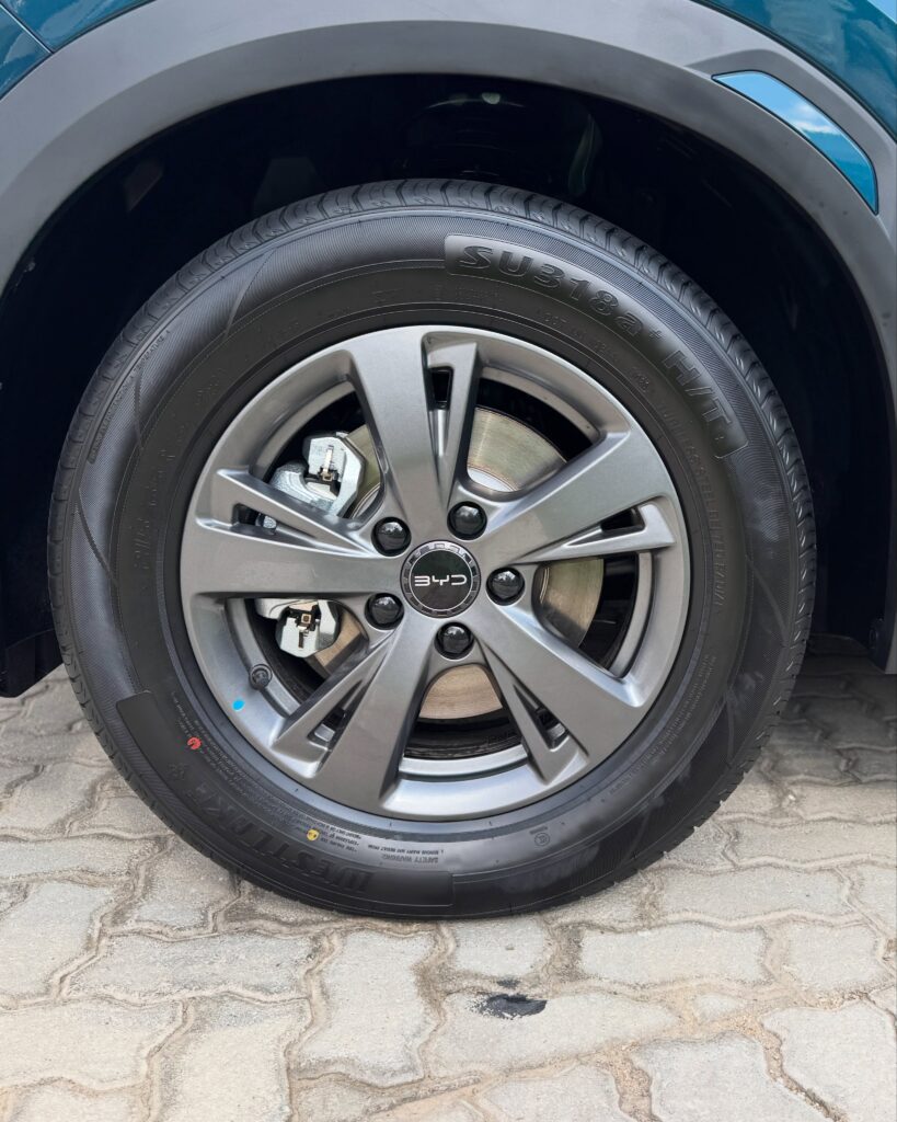 The BYD Atto 2 DM-i rides on standard 16-inch alloy wheels, with the Dynamic derivative also featuring aluminium roof rails. | Xolile Hopa