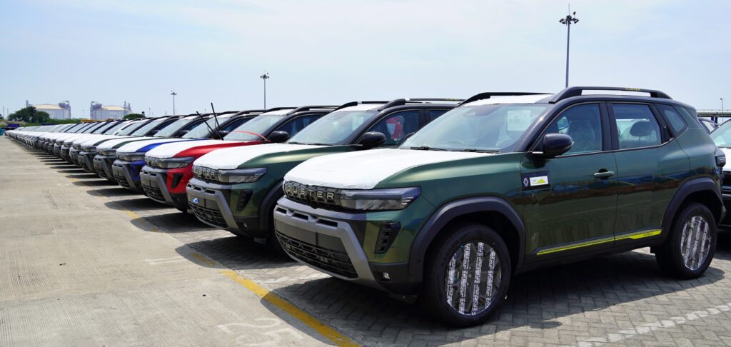 The first shipment of 750 Dusters left the port of Chennai on Monday (22 June). Picture: gaadiwaadi.com