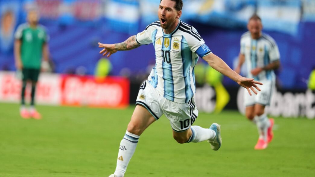 Argentina's Lionel Messi (10) celebrates after scoring the opening goal during the World Cup Group J soccer match between Argentina and Algeria in Kansas City, Mo., Tuesday, June 16, 2026. (AP Photo/Ed Zurga)