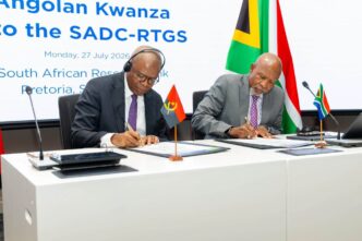 South African Reserve Bank Governor Lesetja Kganyago and Banco Nacional de Angola Governor Manuel Tiago Dias sign documents marking the Angolan kwanza's entry into the SADC RTGS payment system.