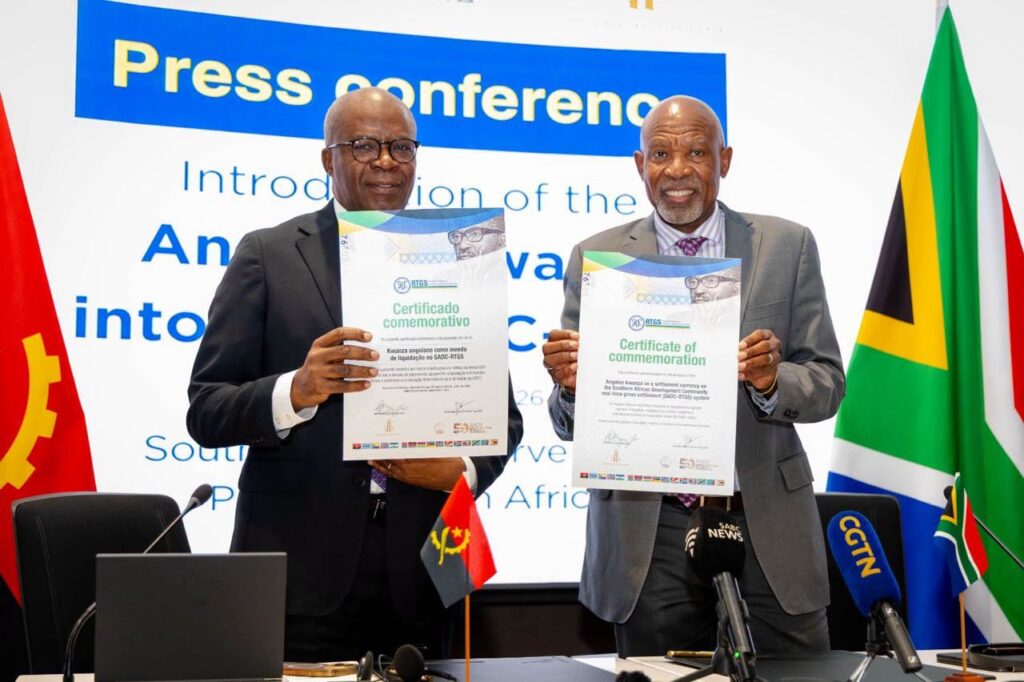 Lesetja Kganyago and Manuel Tiago Dias display commemorative certificates celebrating the official introduction of the Angolan kwanza as a settlement currency in the SADC RTGS system.
