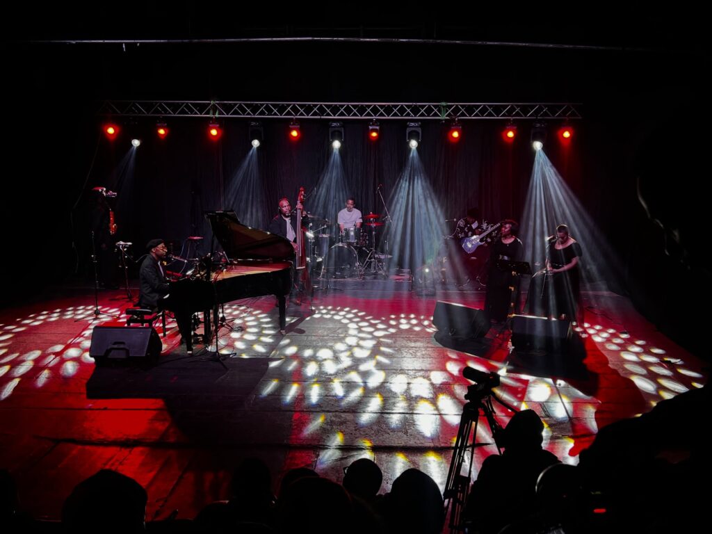 Akuse Khula and his band deliver a powerful live performance, blending African jazz with Southern African musical traditions.
📸 Credit: Thabani Matsebula