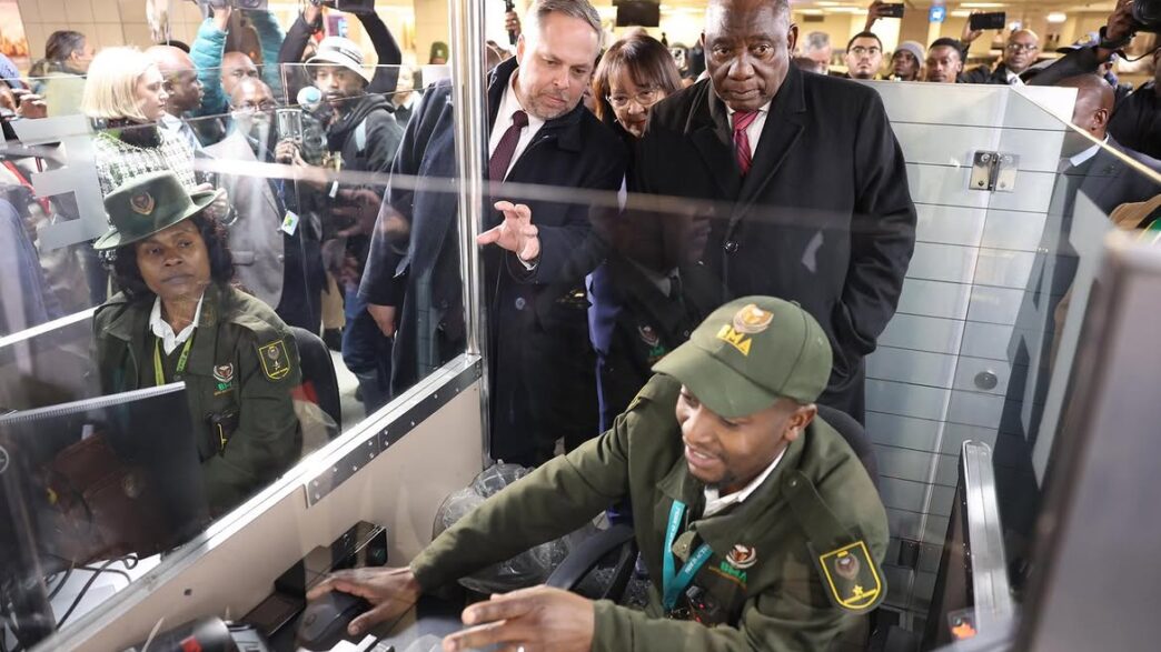President Cyril Ramaphosa and Home Affairs Minister Dr Leon Schreiber look on as a Border Management Authority official demonstrates South Africa’s new Electronic Travel Authorisation system. 📸 Photo: Gauteng Tourism Authority