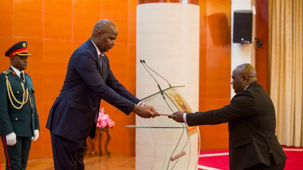 President Daniel Chapo hands over to newly sworn in Bank of Mozambique Governor Felisberto Dinis Navalha during the official ceremony in Maputo, Mozambique, marking the start of Navalha’s tenure at the central bank. Photo: Presidency of Mozambique