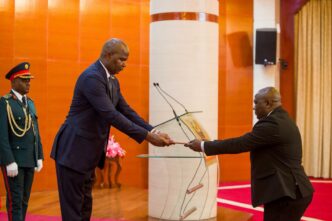 President Daniel Chapo hands over to newly sworn in Bank of Mozambique Governor Felisberto Dinis Navalha during the official ceremony in Maputo, Mozambique, marking the start of Navalha’s tenure at the central bank. Photo: Presidency of Mozambique