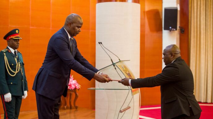 President Daniel Chapo hands over to newly sworn in Bank of Mozambique Governor Felisberto Dinis Navalha during the official ceremony in Maputo, Mozambique, marking the start of Navalha’s tenure at the central bank. Photo: Presidency of Mozambique
