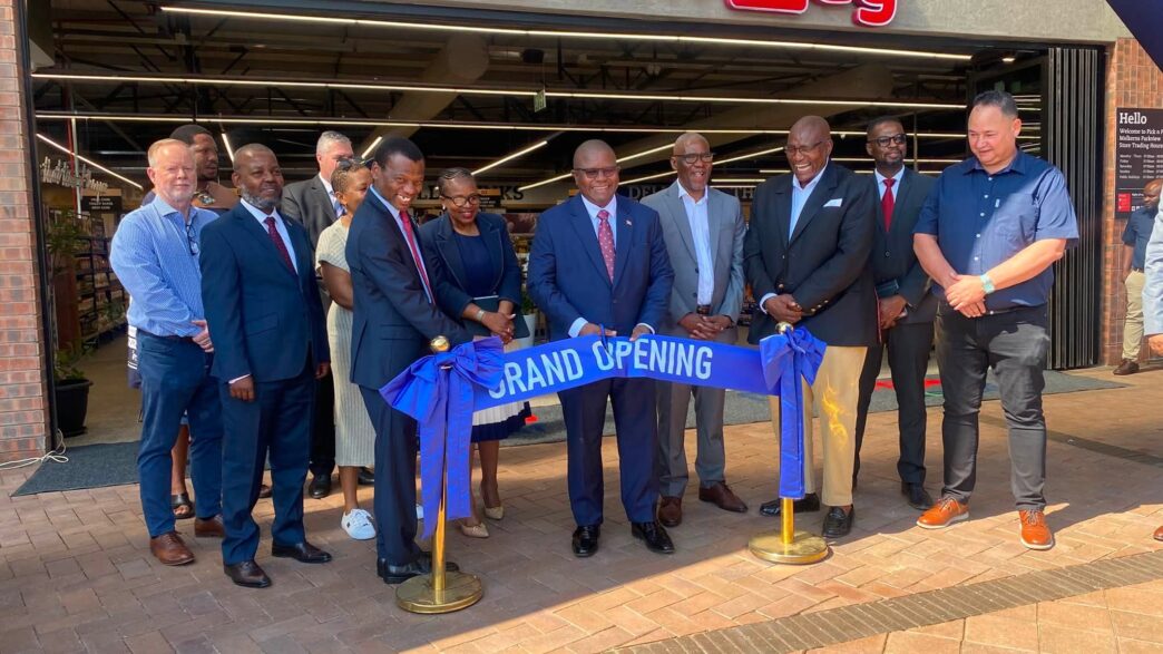 Minister of Commerce, Industry and Trade Manqoba Khumalo joins developers and other stakeholders during the ribbon cutting ceremony to officially open Malkerns Parkview.