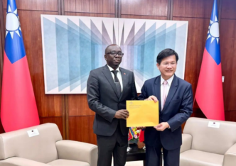 Eswatini’s Ambassador to Taiwan, Vulindlela Kunene, presents his Letters of Credence to Taiwan’s Minister of Foreign Affairs, Dr Lin Chia Lung, formally marking the start of his diplomatic mission in Taiwan.
