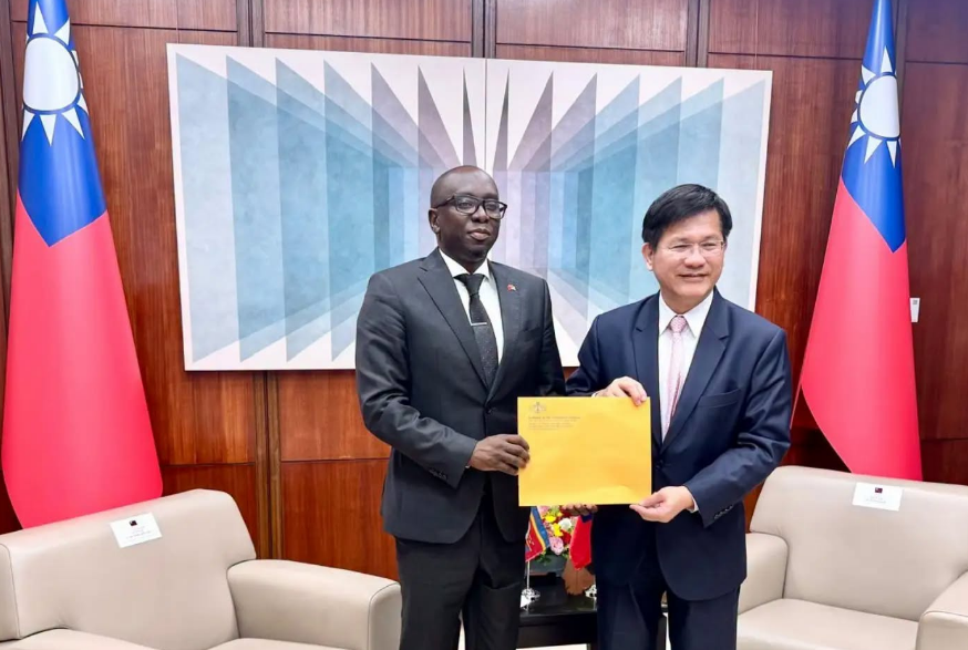 Eswatini’s Ambassador to Taiwan, Vulindlela Kunene, presents his Letters of Credence to Taiwan’s Minister of Foreign Affairs, Dr Lin Chia Lung, formally marking the start of his diplomatic mission in Taiwan.