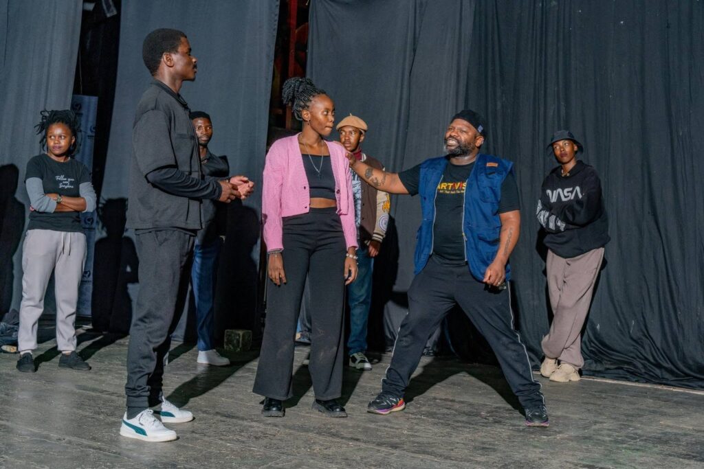 Actors take the stage during a live play session at the October International Theatre Festival, bringing characters and stories to life through performance.