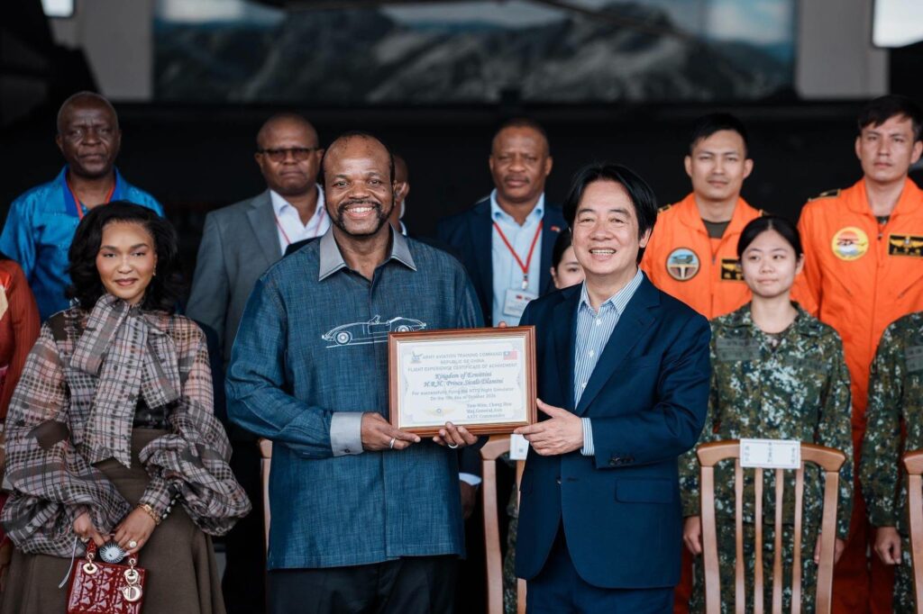 President Lai Ching-te presents King Mswati III with a certificate and command jacket during his visit to Taiwan’s aviation training centre.