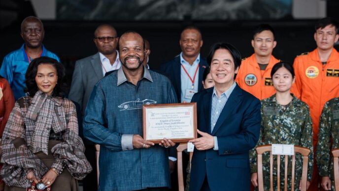 President Lai Ching-te presents King Mswati III with a certificate and command jacket during his visit to Taiwan’s aviation training centre.